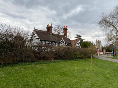  Mortgage lenders still pushing up prices