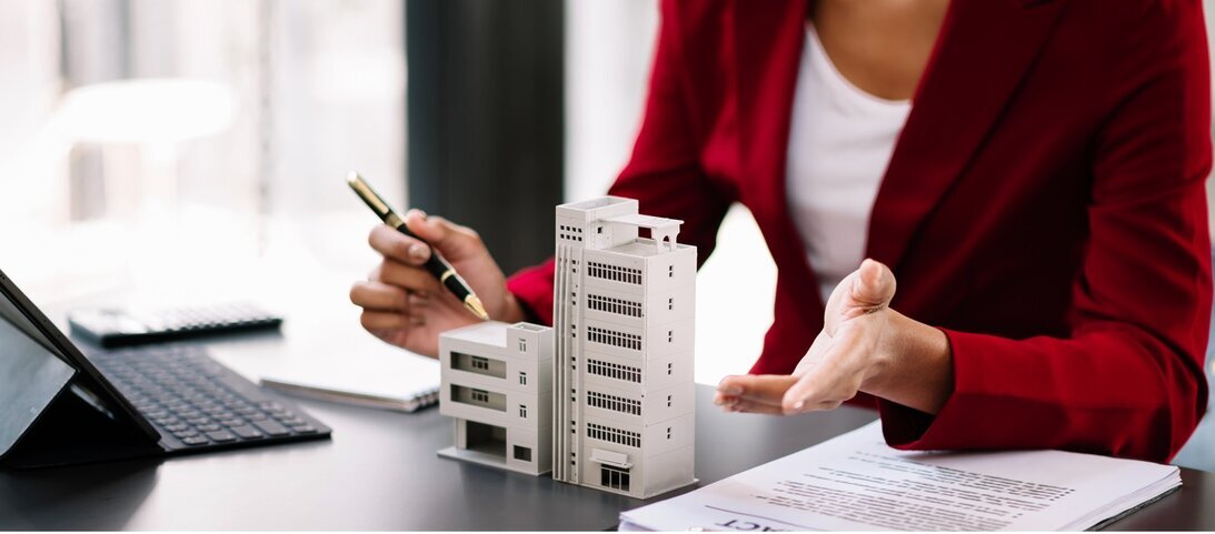 Let-to-buy mortgage with no early repayment charges for investment banker moving in with partner