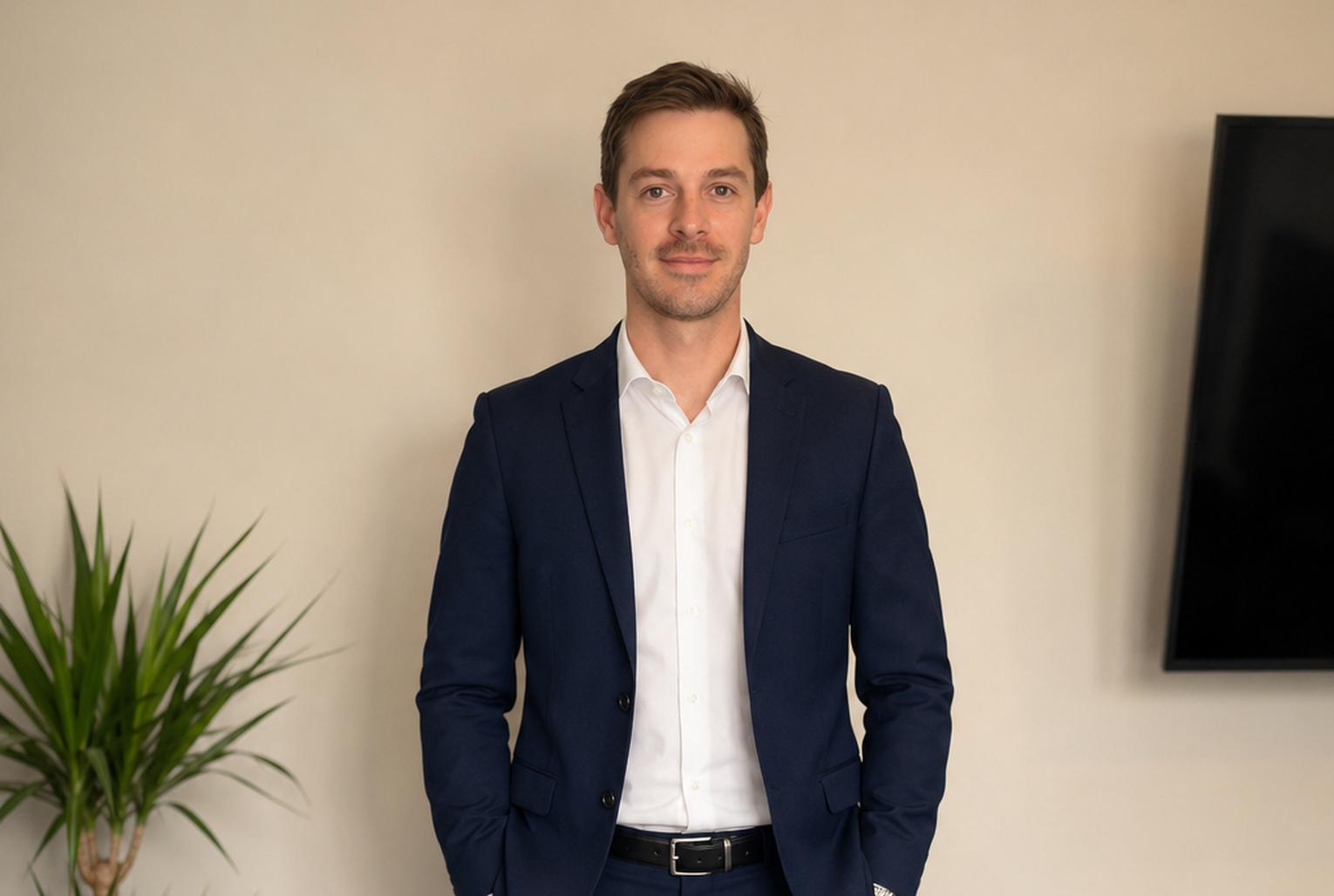 Matthew_navy_suit_staff_photo_70kb